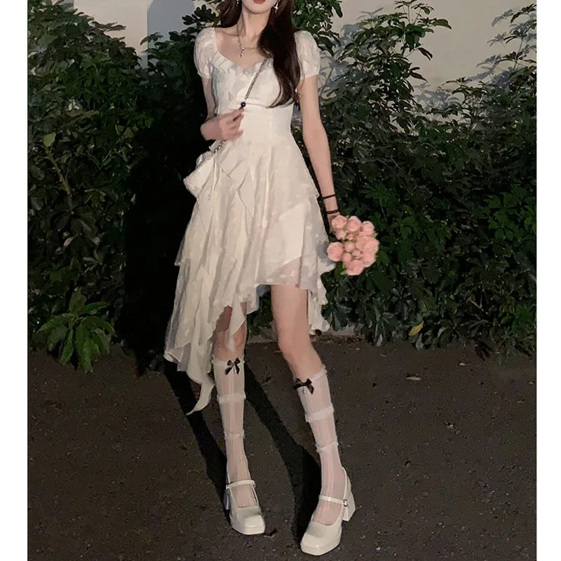 Модное платье в стиле коллажа с нерегулярным белым гофрированным подолом и летним платьем в стиле принцессы Изображение 0