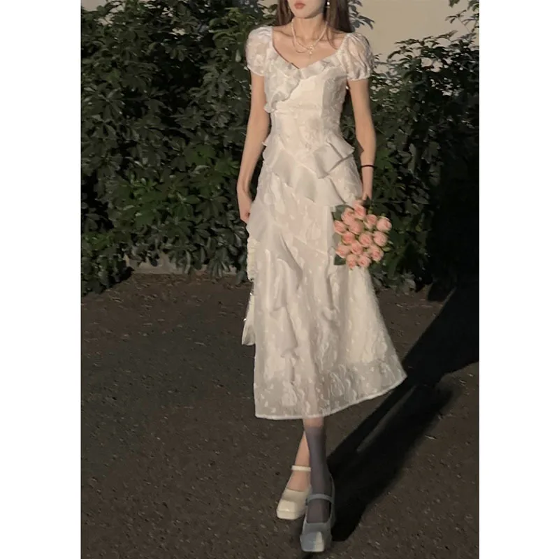 Модное платье в стиле коллажа с нерегулярным белым гофрированным подолом и летним платьем в стиле принцессы Изображение 1