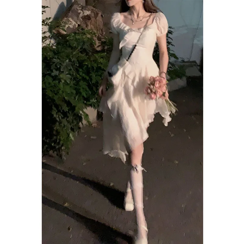 Модное платье в стиле коллажа с нерегулярным белым гофрированным подолом и летним платьем в стиле принцессы Изображение 2