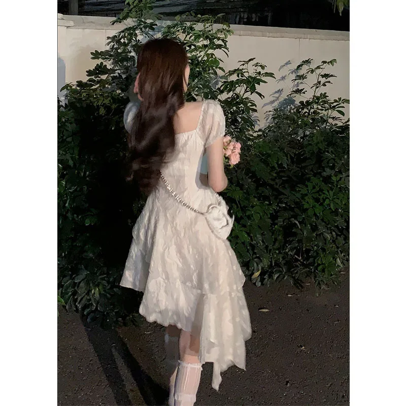 Модное платье в стиле коллажа с нерегулярным белым гофрированным подолом и летним платьем в стиле принцессы Изображение 3