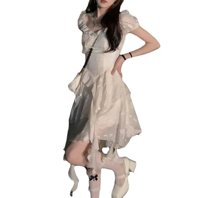 Модное платье в стиле коллажа с нерегулярным белым гофрированным подолом и летним платьем в стиле принцессы Изображение 4