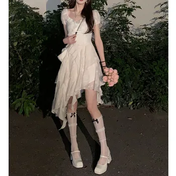 Модное платье в стиле коллажа с нерегулярным белым гофрированным подолом и летним платьем в стиле принцессы